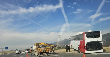 YOLA DÜŞEN AYDINLATMA DİREĞİNE ÇARPAN OTOBÜS KAZA YAPTI: 2 ÖLÜ  