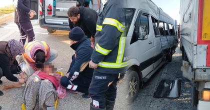 AFYONKARAHİSAR’DA İŞÇİ SERVİSİ TIRLA ÇARPIŞTI: 12 YARALI