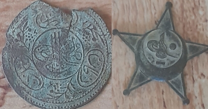 GEDİZ’DE MEZAR KAZARKEN BULDUKLARI MADALYONU KAYMAKAMLIĞA TESLİM ETTİLER