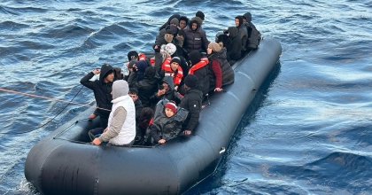 İZMİR AÇIKLARINDA 57’Sİ ÇOCUK 159 DÜZENSİZ GÖÇMEN KURTARILDI