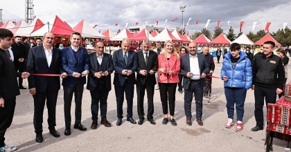 SİYASETİ BULUŞTURAN ÜÇ ADAYLI AÇILIŞ