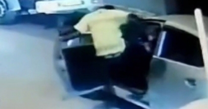 ‘DUR’ İHTARINA UYMAYAN EHLİYETSİZ SÜRÜCÜ, POLİS TARAFINDAN DARP EDİLDİ