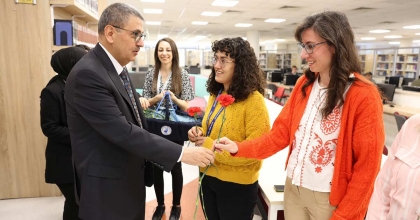 ‘KÜTÜPHANE İSTİNAT DUVARLARI GİBİDİR’