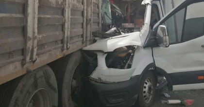 TIRA ARKADAN ÇARPAN KAMYONETİN SÜRÜCÜSÜ HAYATINI KAYBETTİ