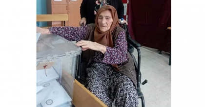 TEKERLEKLİ SANDALYEYLE OY KULLANDI