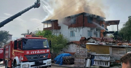 3 KATLI BİNANIN ÇATI KATI ALEVLERE TESLİM OLDU