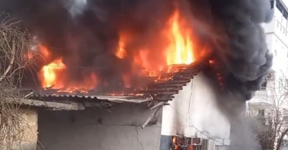 ALEV ALEV YANAN GECEKONDU KÜLE DÖNDÜ