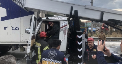 KAMYONET TIRA ARKADAN ÇARPTI