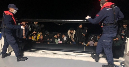 33 DÜZENSİZ GÖÇMEN KURTARILDI