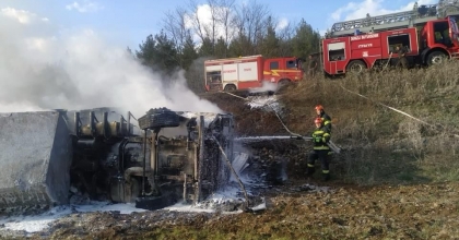 ŞARAMPOLE DEVRİLEN TIR ALEV ALDI