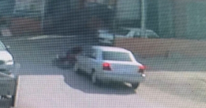 MOTOSİKLETLE OTOMOBİL KAFA KAFAYA ÇARPIŞTI