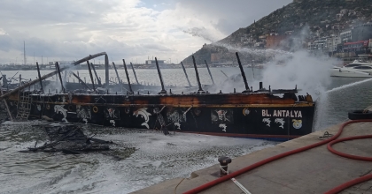 İKİ TEKNE GEZİSİ ALEV ALDI