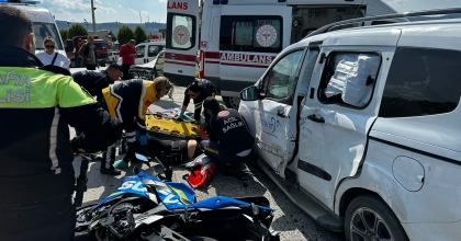 OTOMOBİLLE MOTOSİKLET ÇARPIŞTI: 2 YARALI