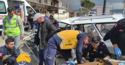 KEPÇEYLE OTOMOBİL ÇARPIŞTI: 2 YARALI