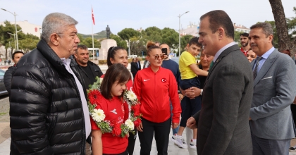 MİLLİ YÜZÜCÜ ORAL’A ÖZEL KARŞILAMA