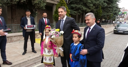 BAKAN BAYRAKTAR UŞAK’TA ESNAFI ZİYARET ETTİ