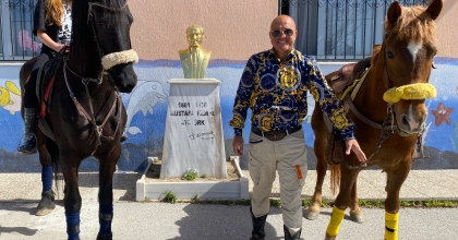 ATINA BİNİP OY KULLANMAYA GİTTİ