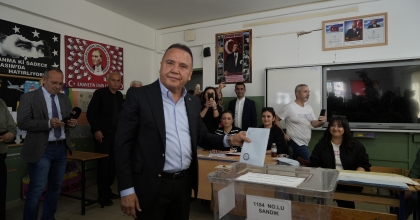 MUHİTTİ BÖCEK OY KULLANDIĞI SANDIKTA YARIŞI ÖNDE KAPATTI