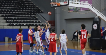 BASKETBOLDA GRUP MAÇLARI DENİZLİ'DE OYNANDI