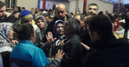 BOĞULAN ADAMI HEIMLICH MANEVRASI KURTARDI