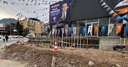 CHP’Lİ COŞKUN’DAN RAKİP ADAYA KALDIRIM ELEŞTİRİSİ