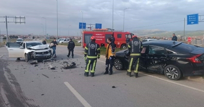 ÇİVRİL’DEKİ TRAFİK KAZASINDA 3 KİŞİ YARALI