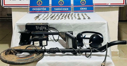 DEDEKTÖRLE SİT ALANINDA DEFİNE ARARKEN SUÇÜSTÜ YAKALANDI