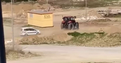 EHLİYETSİZ TRAKTÖR SÜRÜCÜSÜ İLE POLİS ARASINDA YAŞANAN KOVALAMACA KAMERADA