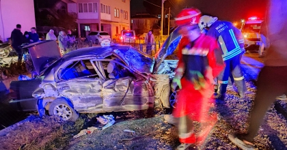 FETHİYE’DE 2 OTOMOBİL KAFA KAFAYA ÇARPIŞTI: 1'İ AĞIR 4 YARALI