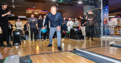 GENÇLERLE BOWLİNG OYNADI