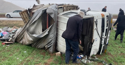 KAMYONET DEVRİLDİ, 2 KİŞİ YARALANDI