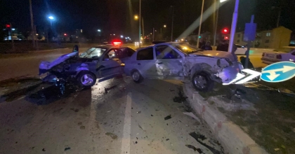 İKİ OTOMOBİLİN ÇARPIŞTIĞI TRAFİK KAZASINDA 7 KİŞİ YARALANDI