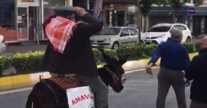 BELEDİYE BAŞKAN ADAYI EŞEKLE ŞEHİR TURUNA ÇIKTI