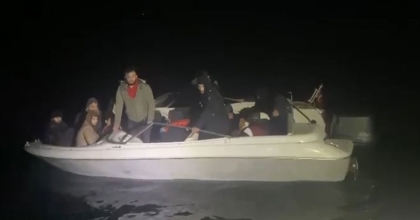 İZMİR AÇIKLARINDAKİ 67'Sİ ÇOCUK 145 GÖÇMEN KARAYA ÇIKARTILDI