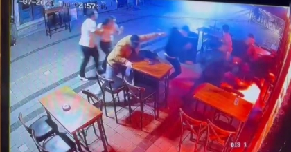 İZMİR’DE EĞLENCE MEKANINA SİLAHLI SALDIRIDA CANLARINI ZOR KURTARDILAR