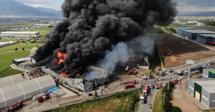 İZMİR'DE LOJİSTİK FİRMASININ SOĞUK HAVA DEPOSUNDA BÜYÜK YANGIN