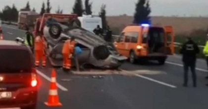 İZMİR'DE OTOMOBİL ÖNCE TIRA ARDINDAN BARİYERLERE ÇARPTI: 1ÖLÜ, 1 YARALI