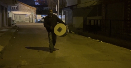 İZMİR'DE RAMAZAN DAVULCULARI İLK SAHURLA BİRLİKTE GÖREVE BAŞLADI