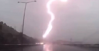 İZMİR'DE YILDIRIM DÜŞME ANI ARAÇ KAMERASINDA