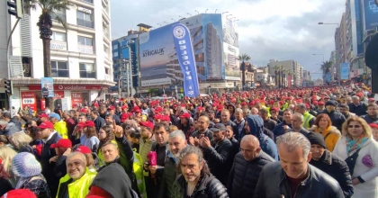İZMİR'DE ZAM TEKLİFİNİ KABUL ETMEYEN YÜZLERCE BELEDİYE İŞÇİSİ SOKAĞA İNDİ