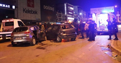 İZMİR'DEKİ FECİ KAZADA ORTALIK SAVAŞ ALANINA DÖNDÜ: 2 ÖLÜ, 7 YARALI