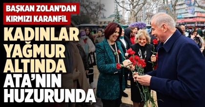 KADINLAR YAĞMUR ALTINDA ATA’NIN HUZURUNDA