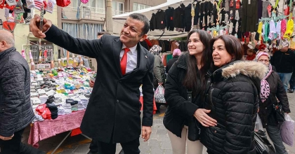 KADINLARA SESLENDİ, YÜRÜYÜŞE ÇAĞIRDI