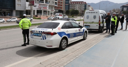 KARŞIYA GEÇEN YAYA OTOMOBİL ALTINDA KALDI