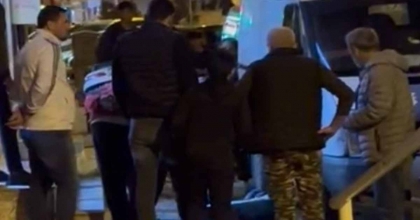 KIZ ÇOCUĞUNU TACİZ ETTİĞİ İLERİ SÜRÜLEN ŞAHSI KOMALIK EDİNCEYE KADAR DÖVDÜLER  