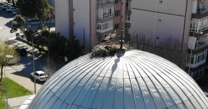 MAHALLENİN MASKOTLARI LEYLEKLER BU YIL DA YERİNİ ALDI