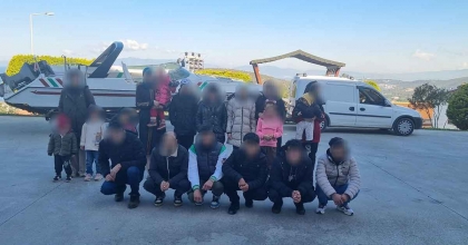 MAKİLİK ALANA GİZLENEN 8 ORGANİZATÖR VE 24 DÜZENSİZ GÖÇMEN YAKALANDI  