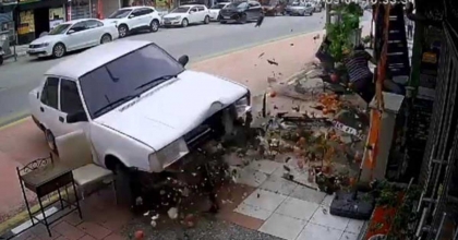 MANAV DÜKKANI ÇALIŞANI ÜZERİNE GELEN OTOMOBİLDEN KIL PAYI KURTULDU  