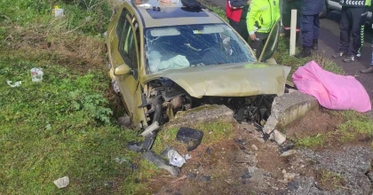 MANİSA’DA OTOMOBİL MENFEZE ÇARPTI: 2 AĞIR YARALI