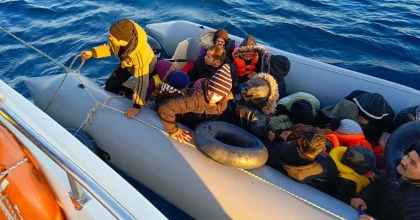 ÖLÜME SÜRÜKLENEN GÖÇMENLERİ, SAHİL GÜVENLİK KURTARDI  